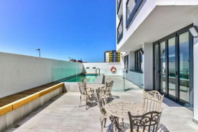 Modern 2-Bed Apartment with Parking